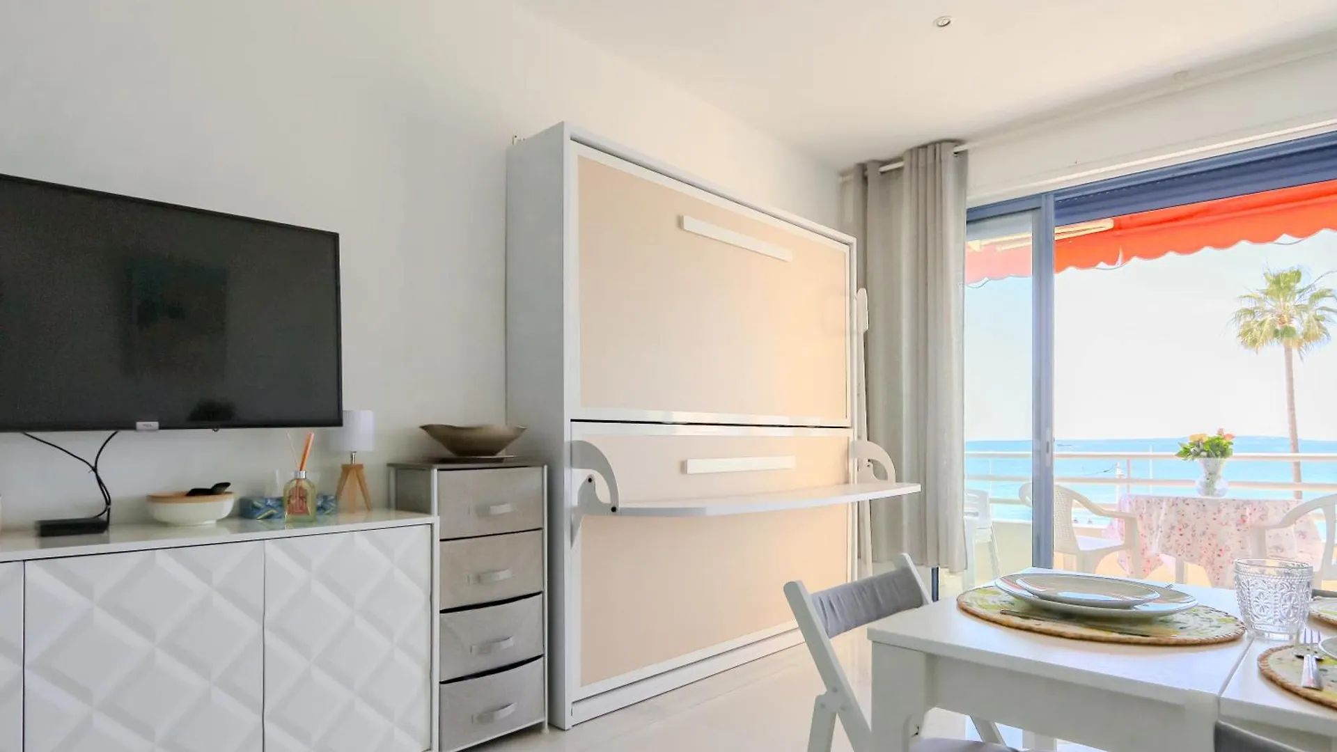 Sea View In Juan Les Pins Apartment